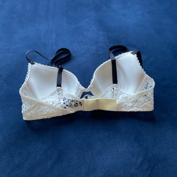 NWOT livy white‎ lace crochet bra with black straps - Picture 5 of 5